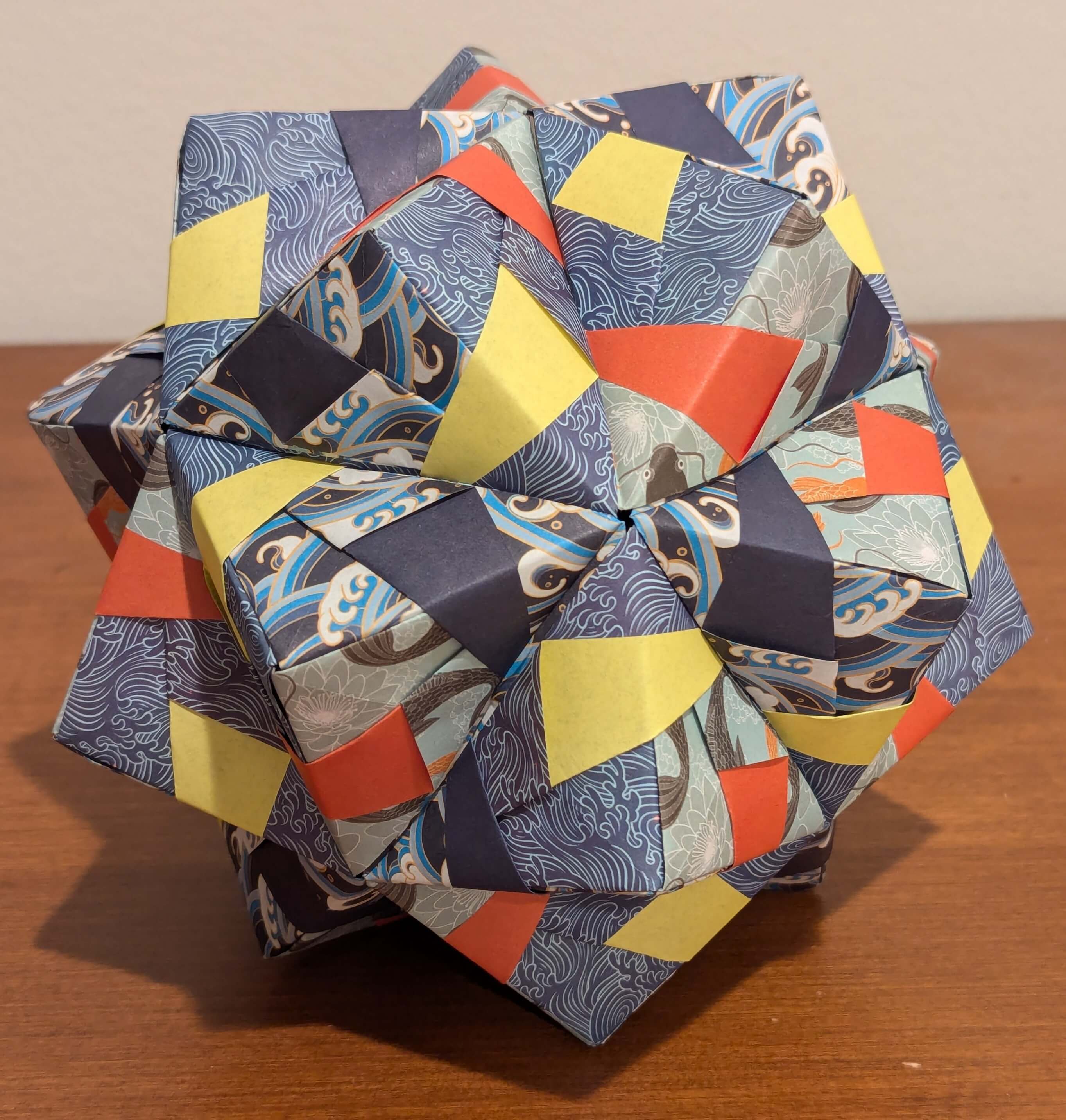 A Sonobe icosahedron using modified reverse-fold units